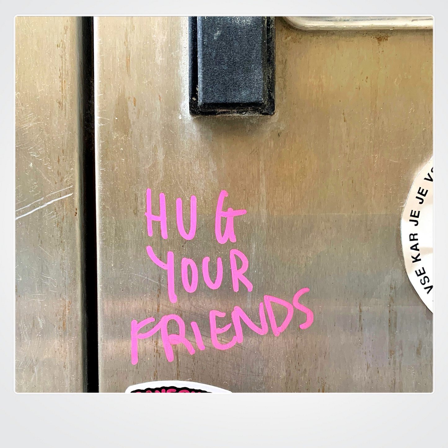 Hug your friends | unisex majica iz organskega bombaža